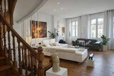 Coin salon dans l'établissement Appartement de charme au coeur de Salies de Béarn- Art, musique et lumière au confort premium