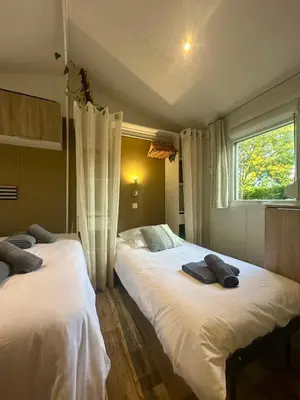 Un ou plusieurs lits dans un hébergement de l'établissement Lodge 203 - Ó Pin Parasol - Camping La Forge 4 - La Teste