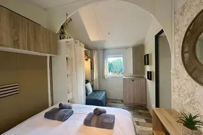 Un ou plusieurs lits dans un hébergement de l'établissement Lodge 203 - Ó Pin Parasol - Camping La Forge 4 - La Teste