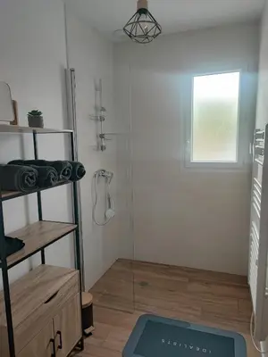 Salle de bains dans l'établissement Maison au calme à deux pas du lac