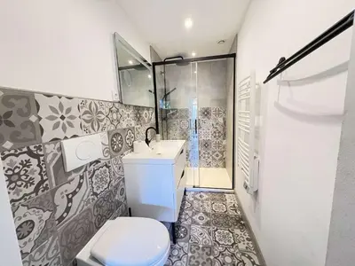 Salle de bains dans l'établissement Villa rénovée à 800m plage - 7 pers. - FR-1-831-18