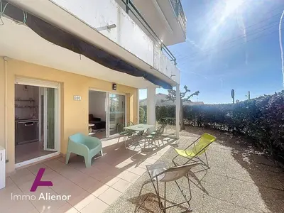 Balcon ou terrasse dans l'établissement Appartement pratique proche océan - 4 pers. - FR-1-857-71
