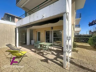 Balcon ou terrasse dans l'établissement Appartement pratique proche océan - 4 pers. - FR-1-857-71