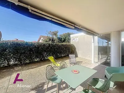 Balcon ou terrasse dans l'établissement Appartement pratique proche océan - 4 pers. - FR-1-857-71