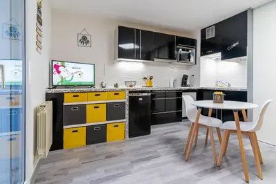 Cuisine ou kitchenette dans l'établissement Studio cosy avec balcon Vue sur les toits de Dax