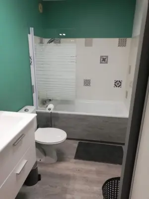 Salle de bains dans l'établissement Studio cosy avec balcon Vue sur les toits de Dax