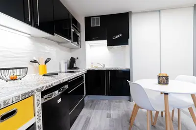 Cuisine ou kitchenette dans l'établissement Studio cosy avec balcon Vue sur les toits de Dax