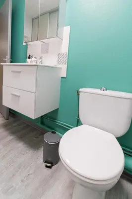 Salle de bains dans l'établissement Studio cosy avec balcon Vue sur les toits de Dax