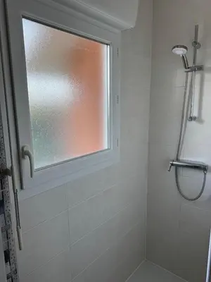 Salle de bains dans l'établissement Cocon landais avec jaccuzi