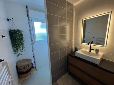 Salle de bains dans l'établissement Cocon landais avec jaccuzi