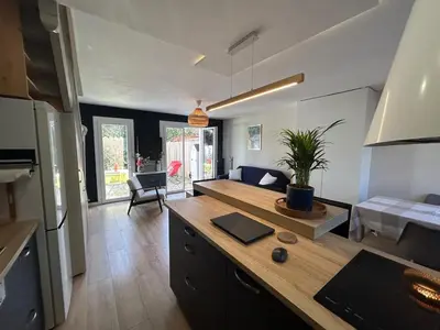 Cuisine ou kitchenette dans l'établissement maison la teste