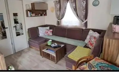 Coin salon dans l'établissement Mobil home