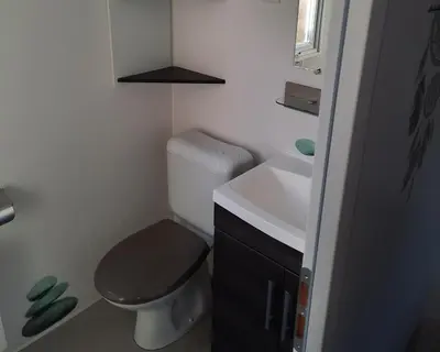 Salle de bains dans l'établissement La Réserve 4 étoiles à GASTES emplacement 543 3CH 2SDB 6 personnes