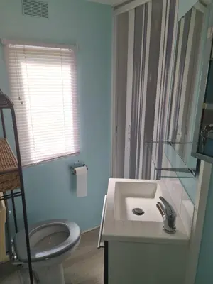 Salle de bains dans l'établissement Mobilhome camping Lalande Mimizan