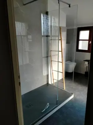 Salle de bains dans l'établissement Villa de l Eyre