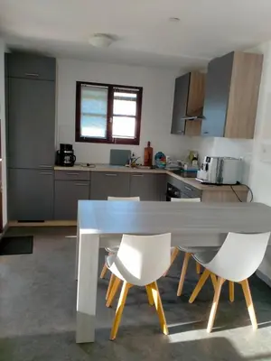 Cuisine ou kitchenette dans l'établissement Villa de l Eyre