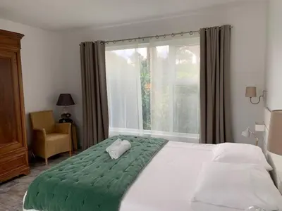 Un ou plusieurs lits dans un hébergement de l'établissement Villa d'Exception 7 chambres au coeur du golf de Biscarrosse