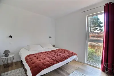 Un ou plusieurs lits dans un hébergement de l'établissement Villa d'Exception 7 chambres au coeur du golf de Biscarrosse