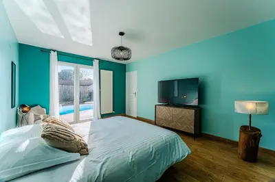 Télévision ou salle de divertissement dans l'établissement Villa avec piscine privée, jardin & poêle à bois