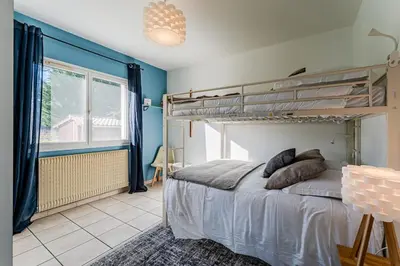 Un ou plusieurs lits dans un hébergement de l'établissement Villa avec piscine privée, jardin & poêle à bois