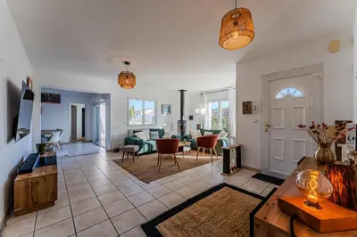 Coin salon dans l'établissement Villa avec piscine privée, jardin & poêle à bois