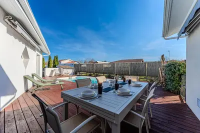 Balcon ou terrasse dans l'établissement Villa avec piscine privée, jardin & poêle à bois