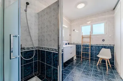 Salle de bains dans l'établissement Villa avec piscine privée, jardin & poêle à bois