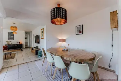 Coin salon dans l'établissement Villa avec piscine privée, jardin & poêle à bois