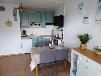 Cuisine ou kitchenette dans l'établissement Appartement bord de mer avec vue port
