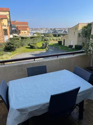 Balcon ou terrasse dans l'établissement Appartement bord de mer avec vue port
