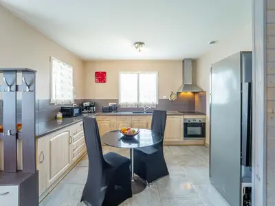 Cuisine ou kitchenette dans l'établissement Maison proche océan - 6 pers. - FR-1-50-198