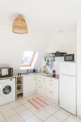 Cuisine ou kitchenette dans l'établissement Magnifique 2 pièces lumineux avec ascenseur face au Jardin Public et Thermes au cœur de la ville