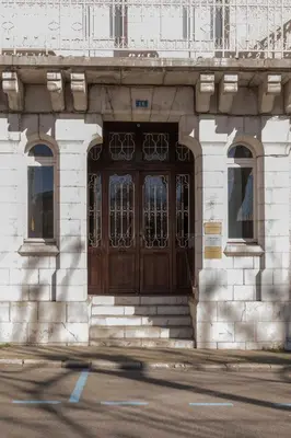 Façade ou entrée de l'établissement Magnifique 2 pièces lumineux avec ascenseur face au Jardin Public et Thermes au cœur de la ville