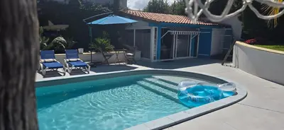 Piscine de l'établissement Studio proche de l'Océan - Calme et Pratique ou située à proximité