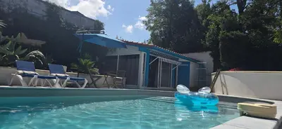 Piscine de l'établissement Studio proche de l'Océan - Calme et Pratique ou située à proximité