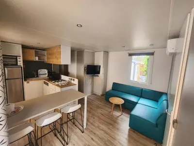 Cuisine ou kitchenette dans l'établissement Mobilhome 3ch 2sdb climatisé