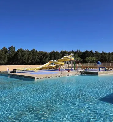 Piscine de l'établissement Mobilhome 3ch 2sdb climatisé ou située à proximité