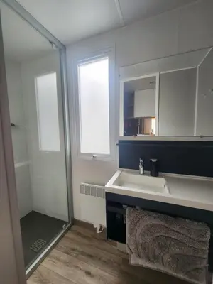Salle de bains dans l'établissement Mobilhome 3ch 2sdb climatisé
