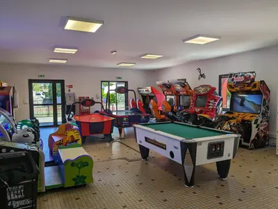 Billard dans l'établissement Cosy Mobil home 716, 2 chambres Siblu La Réserve