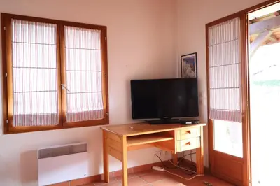 Télévision ou salle de divertissement dans l'établissement Landaise Lou Pao, 2 maisons, piscine, Lac de Léon