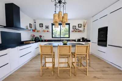 Cuisine ou kitchenette dans l'établissement Villa Émeraude - New - Modern - parking - near beach