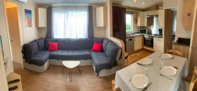 Coin salon dans l'établissement Mobile Home grand confort 4 à 6personnes au bord du lac de Biscarosse camping 4 étoiles