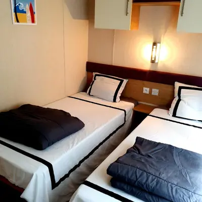 Un ou plusieurs lits dans un hébergement de l'établissement Mobile Home grand confort 4 à 6personnes au bord du lac de Biscarosse camping 4 étoiles