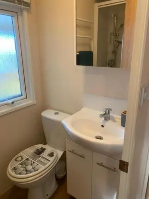 Salle de bains dans l'établissement Mobile Home grand confort 4 à 6personnes au bord du lac de Biscarosse camping 4 étoiles