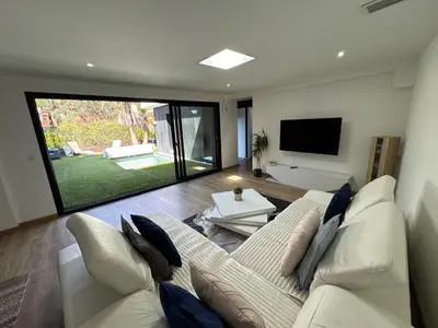 Télévision ou salle de divertissement dans l'établissement Villa bord de mer