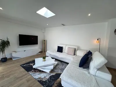 Télévision ou salle de divertissement dans l'établissement Villa bord de mer