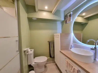 Salle de bains dans l'établissement Bisca Dune Stay Duplex rénové vue dune 150m de l'océan