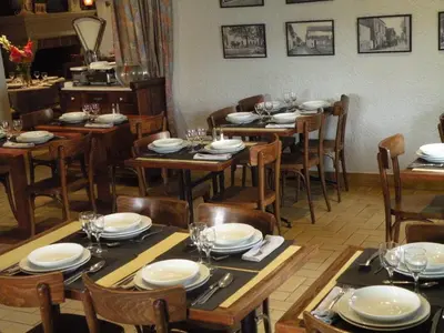 Restaurant ou autre lieu de restauration dans l'établissement l'auberge