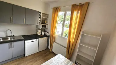 Cuisine ou kitchenette dans l'établissement Location Fantaisie Ondres