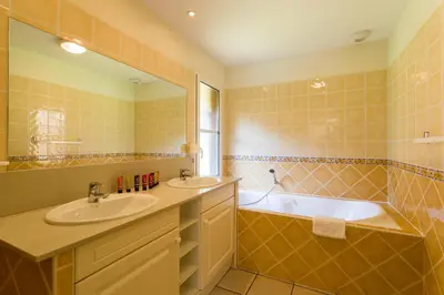 Salle de bains dans l'établissement Madame Vacances Villas la Clairière aux Chevreuils